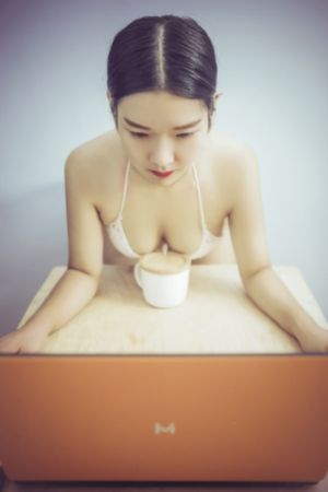 欧美风酒吧装修风格_1080P超清在线观看