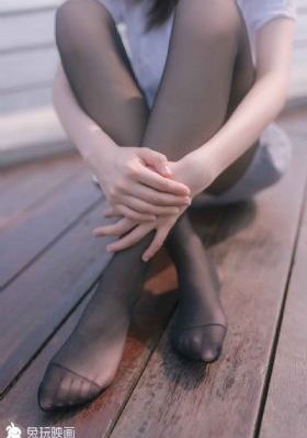欧美裸色裙子街拍_高清无删减在线观看