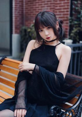 欧美单肩包美女_成长在线视频免费观看